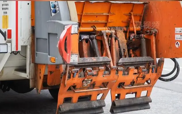 英國(guó)男子躲垃圾箱取暖，被垃圾車收走碾壓身亡