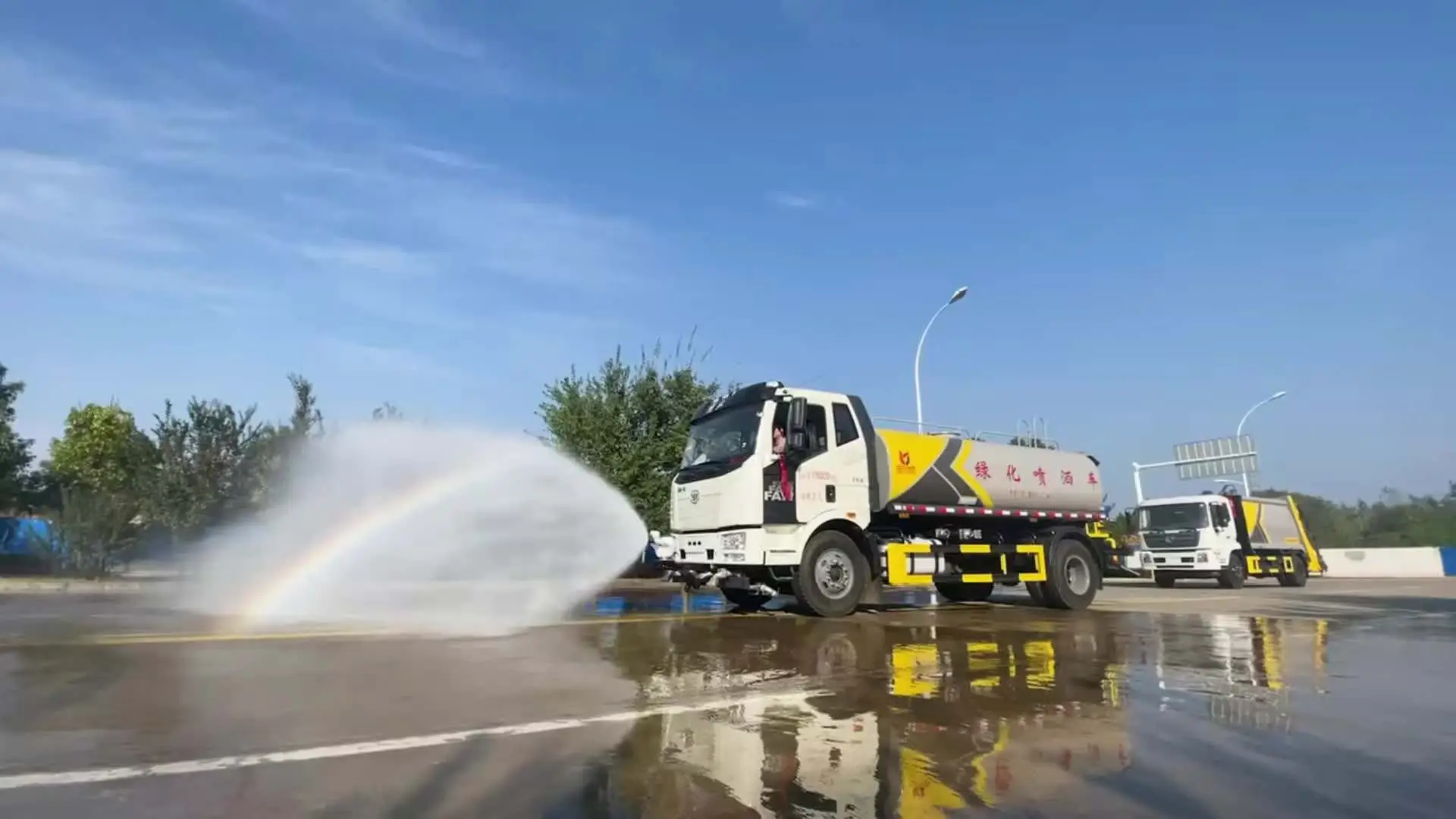 臺(tái)州灑水車出租公司、霧炮車租賃價(jià)格、支持日租月租長(zhǎng)期臨時(shí)均可、提供24小時(shí)響應(yīng)