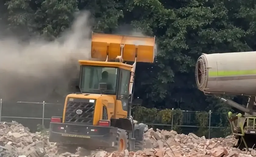 2026年第一個(gè)成語(yǔ)“揚(yáng)塵逼遷”，治理灰塵的霧炮車(chē)成沙塵暴制造機(jī)